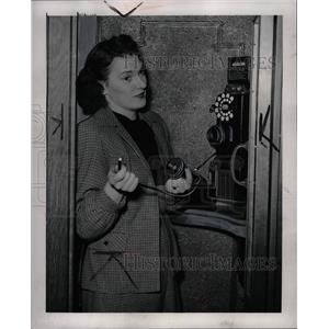 1947 Press Photo Agnes Platkowski phone booth telephone - RRW94651