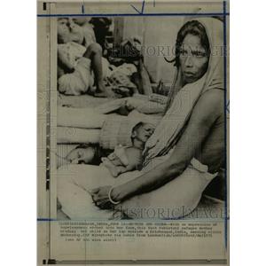 1971 Press Photo Pakistani Mother Child Refugee India