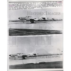 1953 Press Photo America Air Force Jet Interceptor Starfire releases parachute
