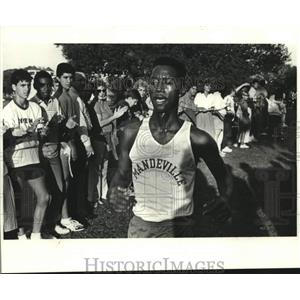1987 Press Photo Charles Jones wins the 1st Metro Cross Country Championships