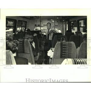 1987 Press Photo Tourists prepare to enjoy a bust tour of New Orleans