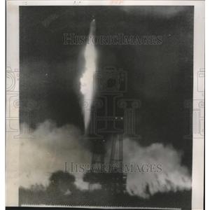 1958 Press Photo Jupiter missile lights up sky at Cape Canaveral, Florida