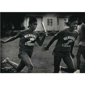 1987 Press Photo Milwaukee Striders track runners, Andrea Lee & Esther Jones