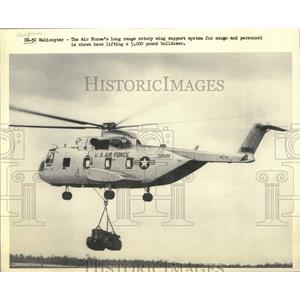 Press Photo American Air Force Long Range Helicopter lifts bulldozer - lrx06762