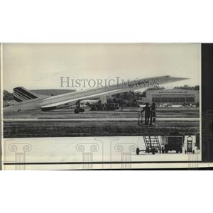 1976 Press Photo Air France Concorde leaves Andrews Air Force Base, Washington