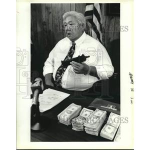 1994 Press Photo Jefferson Parish Sheriff Harry Lee Holds Assault Weapon
