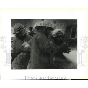 1993 Press Photo Fire Fighter Academy instructor shows how to use a hose