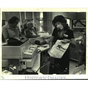 1986 Press Photo Yolanda Lukers handles customer returns after Christmas, K-Mart