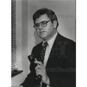 1981 Press Photo Pete Short on telephone "Begs D.A." - abna38137