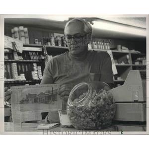 1987 Press Photo North Johns, Alabama Shopkeeper George Wyatt - abna37828