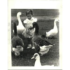 1986 Press Photo Victoria McRoberts feeds the duck and geese at Lafreniere Park