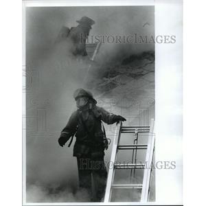 1992 Press Photo Firefighter Lieutenant Dianna L. Hughes Needs Equipment at Fire