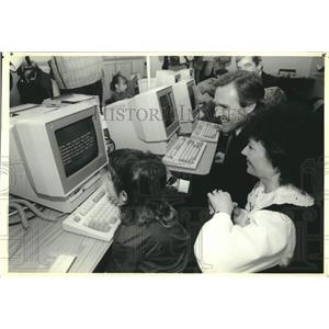 1990 Press Photo Teachers supervise kindergarten student at computer - nob72624