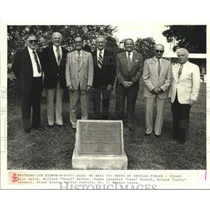 1987 Press Photo Group stands with plaque at Mel Ott Park - nob76008