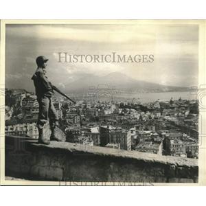 Press Photo American soldier overlooking the panorama of Naples, Italy