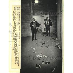 1981 Press Photo Policemen guard scattered cash after a bank robbery, Milwaukee
