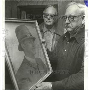 1991 Press Photo Sons of Birmingham Police Noel and Donald Camp showing photo