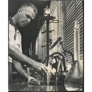 1961 Press Photo Robert Schmidt Chicago city water - RRW50195