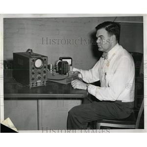 1953 Press Photo Signal Dept Adjusting Sonic Amplifier - RRW61623