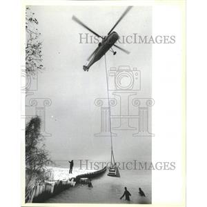 1985 Press Photo Helicopter Diver Coast South Lake - RRW50945