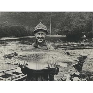 1966 Press Photo Mr Odd Haraldsen Oslo Norway Fishing Salmon - RSH84845