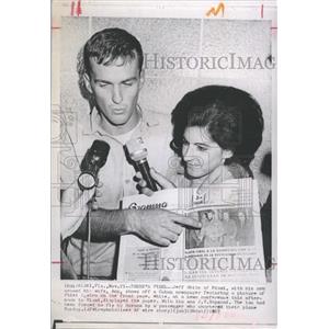1967 Press Photo Jeff White and his wife and a newspaper from Cuba
