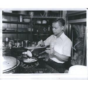 1979 Press Photo Vietnam Refugee Makes Traditional Food