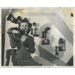 1950 Press Photo Gene Panto examining the object
