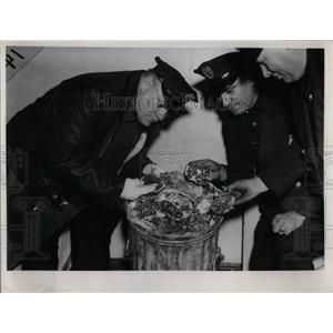 1940 Press Photo Police Officers With Poisonous Pancakes At Salvation Army
