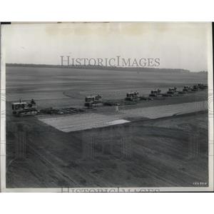1943 Press Photo Soil Pulverization by disk and harrows drawn by Diesel tractors