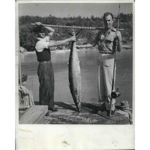 1941 Press Photo Louis Reed Catches 85-Pound Wahoo in Bermuda