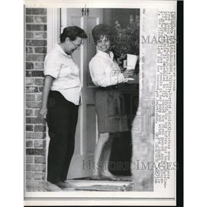 1968 Press Photo Seabrook Tex Mrs Harriet Eisele & florist Mrs M Miller