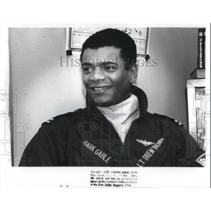 1989 Press Photo Navy pilot Lt. Drew Brown at Warrensville High School