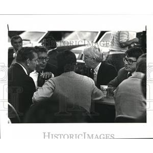 1983 Press Photo Group of Judges and Lawyers eat dinner in the parking lot
