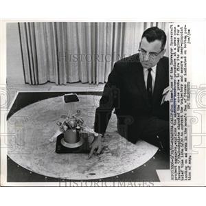 1966 Press Photo Don Zimmet explains mid-course maneuver procedure to conference