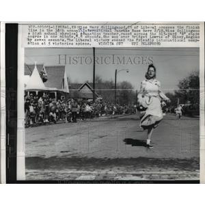1959 Press Photo Mary Collingwood Across the 415-yard "S" Shape Course