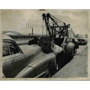 1949 Press Photo Akron Pontiac gets Tow Away - nee24543