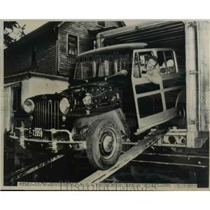 1947 Press Photo Edward Kopper of Madison backs wagon into a truck - nee24541