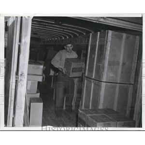 1939 Press Photo Truck unloads goods at San Francisco, California - nee47925