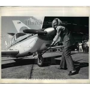 1970 Press Photo New York Sheila Scott poses with her airplane at Kennedy Airpo