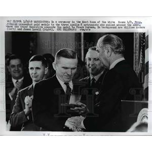 1969 Press Photo Lyndon Johnson Presents Medals Frank Borman With William Anders