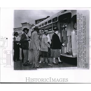 1956 Wire Photo The white and bus passengers board a public transit - cvw09968