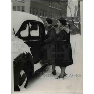 1940 Press Photo Policewoman E.Molnar & G. Cummings Getting into the Scout Car