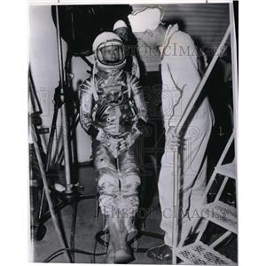 1962 Press Photo Scott Carpenter's suit checked by Joe Schmitt in Aurora 7