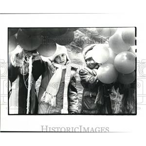 1983 Press Photo Girl Scouts releasing green balloons at Public Square