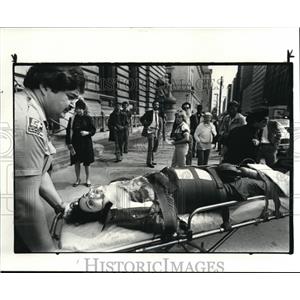1983 Press Photo Federal Court House Shooting Victim Taken Away by EMS