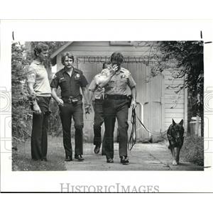 1983 Press Photo Euclid police officer with search dog check area around 2nd St.