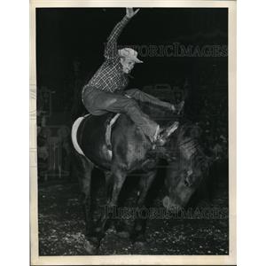 1948 Press Photo New York Bud Smith riding Bar None during MSG Rodeo NYC