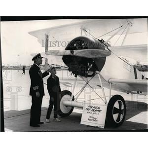 1965 Press Photo Capt. Eric Linden explains to son, Robert the Fokker Tri plane