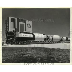 1980 Press Photo Visitors to view the Saturn 5/Apollo in Kennedy Space Center
